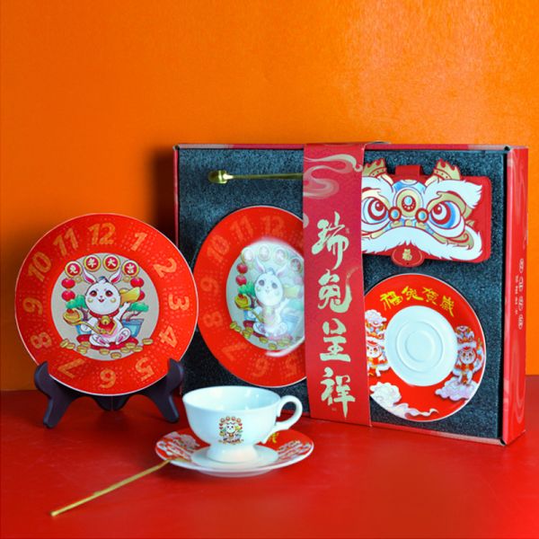 【瑞兔呈祥】2023兔年国潮骨瓷杯碟盘套装 看盘+杯碟+茶杯+勺子+六连红包+架子 新年伴手礼